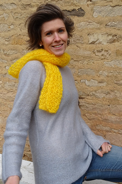 Pull gris, Echarpe jaune, Femme