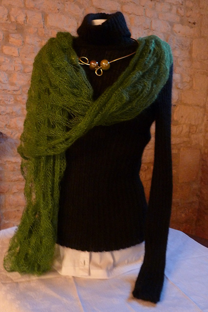 Pull noir, Etole verte, Femme